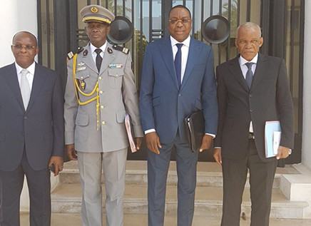 L’Ambassadeur Cheikh Tidiane Sall, premier à gauche sur la photo