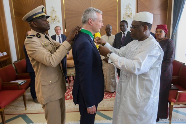 Macky décore le gardien français du franc CFA Macky décore le gardien français du franc CFA