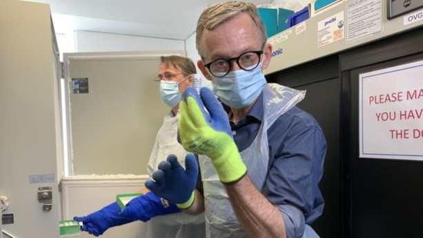 Fergus tient un vaccin développé par l'équipe d'Oxford Fergus tient un vaccin développé par l'équipe d'Oxford