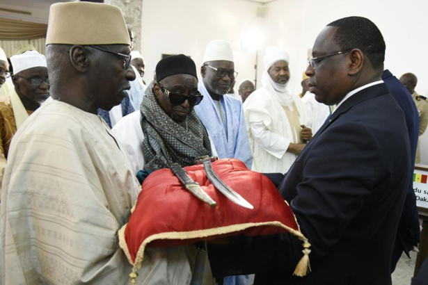 Restitution des biens culturels : le débat sur l'authenticité du sabre d'El Hadji Oumar Tall relancé Restitution des biens culturels : le débat sur l'authenticité du sabre d'El Hadji Oumar Tall relancé