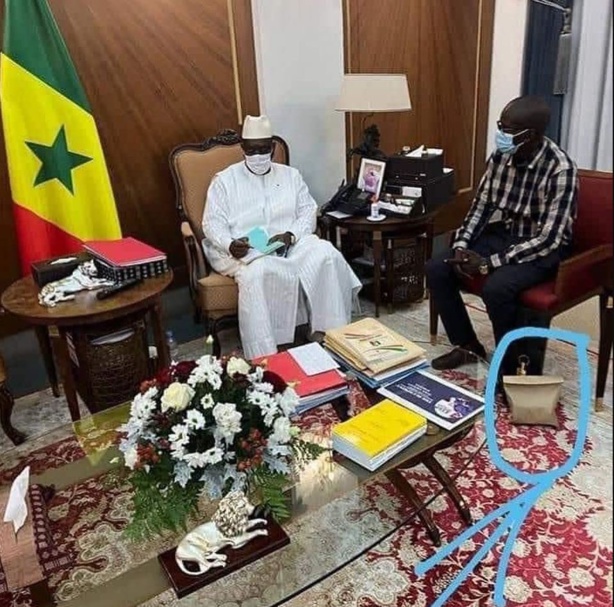 Le mandataire de Yewwi Askanwi qui avait disparu avec les documents, reçu par Macky SALL Le mandataire de Yewwi Askanwi qui avait disparu avec les documents, reçu par Macky SALL