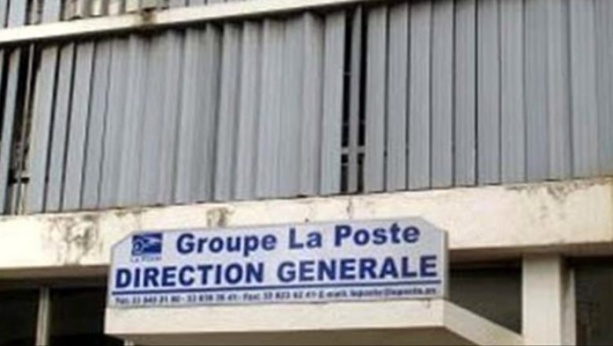 La Poste : Les syndicalistes assiègent la Direction générale, la salle de conférence saccagée La Poste : Les syndicalistes assiègent la Direction générale, la salle de conférence saccagée