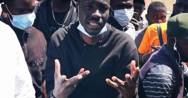 Karim Gueye et 8 autres personnes arrêtés pour avoir brulé le drapeau LGBT Karim Gueye et 8 autres personnes arrêtés pour avoir brulé le drapeau LGBT