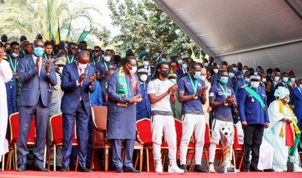 Récompense de la nation aux champions d'Afrique : Macky casque fort Récompense de la nation aux champions d'Afrique : Macky casque fort