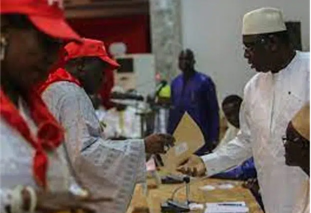 Fête du travail: Le président de la République recevra les cahiers de doléances des centrales syndicales, le 3 mai Fête du travail: Le président de la République recevra les cahiers de doléances des centrales syndicales, le 3 mai