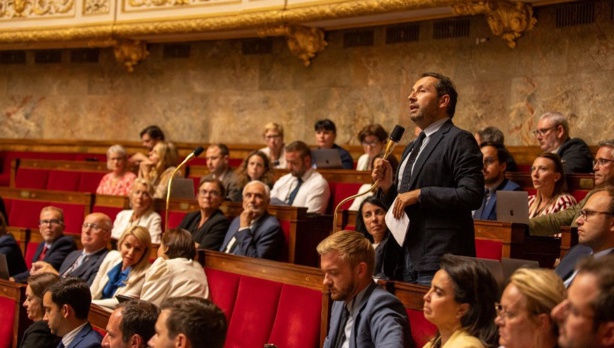 Tollé à l’Ass. Nationale française : La séance suspendue après des propos supposés racistes d’un député RN