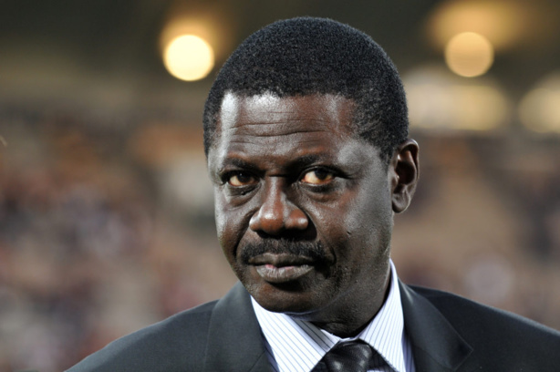 Pape Diouf élevé au rang de commandeur de l'Ordre national du Lion Pape Diouf élevé au rang de commandeur de l'Ordre national du Lion