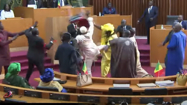 Pr Aïssa Sylla: «L’image du coup de pied à l’Assemblée est une insulte » Pr Aïssa Sylla: «L’image du coup de pied à l’Assemblée est une insulte »