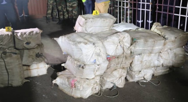 Plus de 800 kg de cocaïne saisis au large de Dakar Plus de 800 kg de cocaïne saisis au large de Dakar