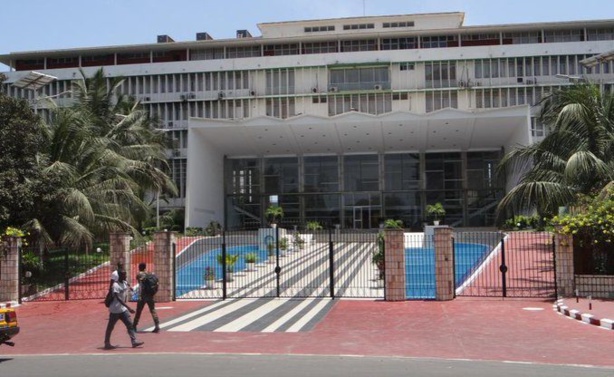 Sit-in devant l’Assemblée nationale : le préfet éconduit les députés de l’opposition Sit-in devant l’Assemblée nationale : le préfet éconduit les députés de l’opposition