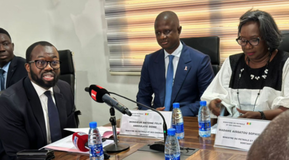 Antoine Félix A. Diome, nouveau ministre du pétrole et des énergies : « Je vais poursuivre les chantiers que vous avez initiés… » Antoine Félix A. Diome, nouveau ministre du pétrole et des énergies : « Je vais poursuivre les chantiers que vous avez initiés… »