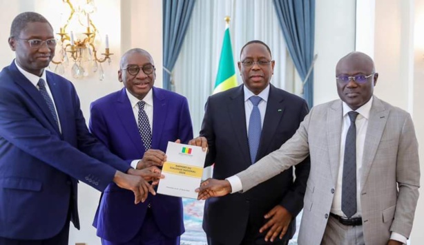 Dialogue national : Macky Sall a reçu le rapport Dialogue national : Macky Sall a reçu le rapport