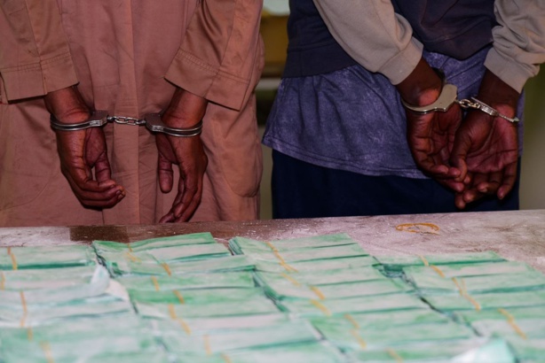 THIES : La douane saisit des billets noirs d’une contrevaleur de plus de 300 millions de francs CFA THIES : La douane saisit des billets noirs d’une contrevaleur de plus de 300 millions de francs CFA