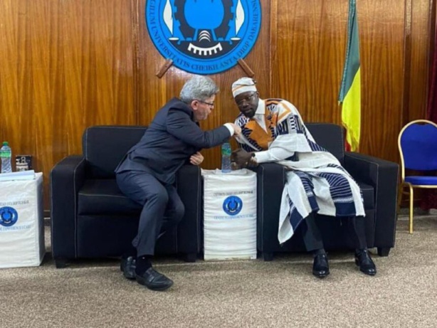 Sonko et Mélenchon: entre accords et désaccord à la Conférence publique des leaders de Pastef et Lfi : Sonko et Mélenchon: entre accords et désaccord à la Conférence publique des leaders de Pastef et Lfi :