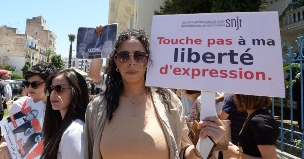 En Tunisie, des journalistes réclament la libération de leurs confrères condamnés En Tunisie, des journalistes réclament la libération de leurs confrères condamnés