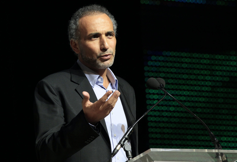 Tariq Ramadan : La conférence de l'islamologue à Dakar brièvement perturbée par une manifestation féministe Tariq Ramadan : La conférence de l'islamologue à Dakar brièvement perturbée par une manifestation féministe