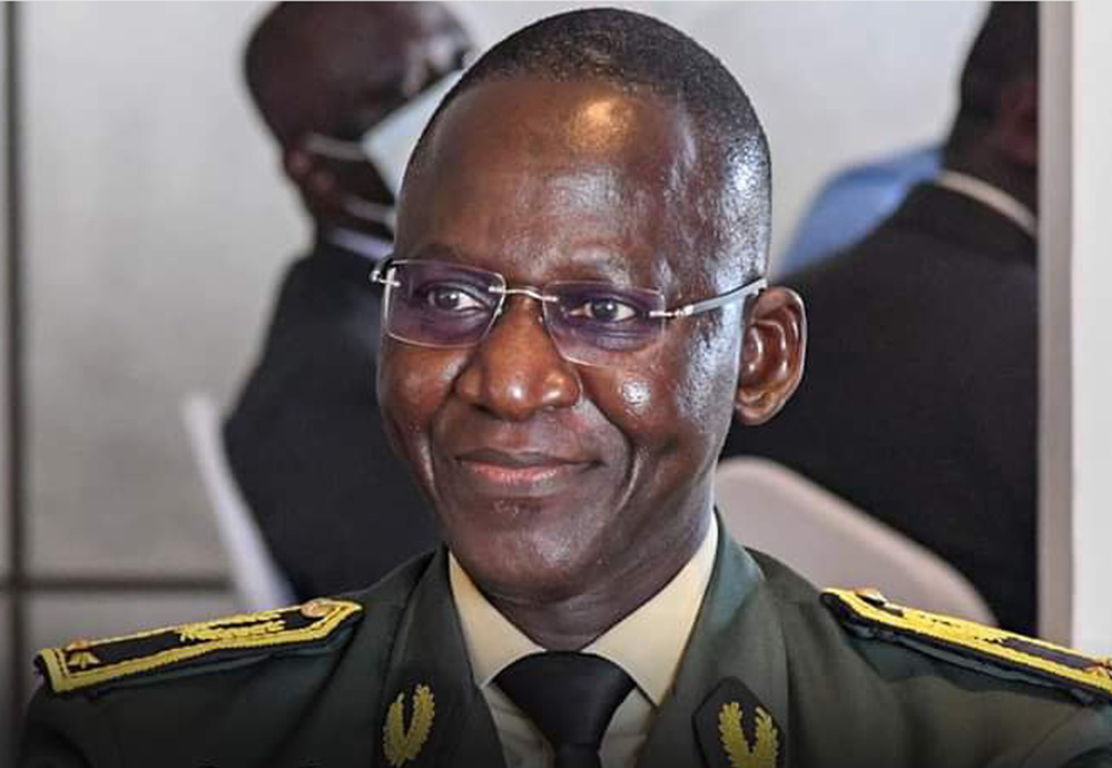 Général Mbaye Cisse: Un imposteur se fait passer pour le chef de l’armée pour escroquer des investisseurs étrangers Général Mbaye Cisse: Un imposteur se fait passer pour le chef de l’armée pour escroquer des investisseurs étrangers