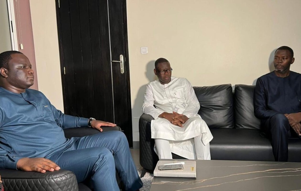 Arrivée à 6 h 30 : Un cadre de Pastef reprend de volée Déthié Fall, "il viole la législation" Arrivée à 6 h 30 : Un cadre de Pastef reprend de volée Déthié Fall, "il viole la législation"