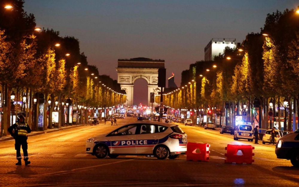 Fusillade sur les champs-Elysées : un policier tué et deux blessés graves