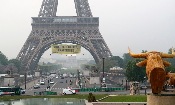 Tour Eiffel: Greenpeace déploie une banderole contre Le Pen