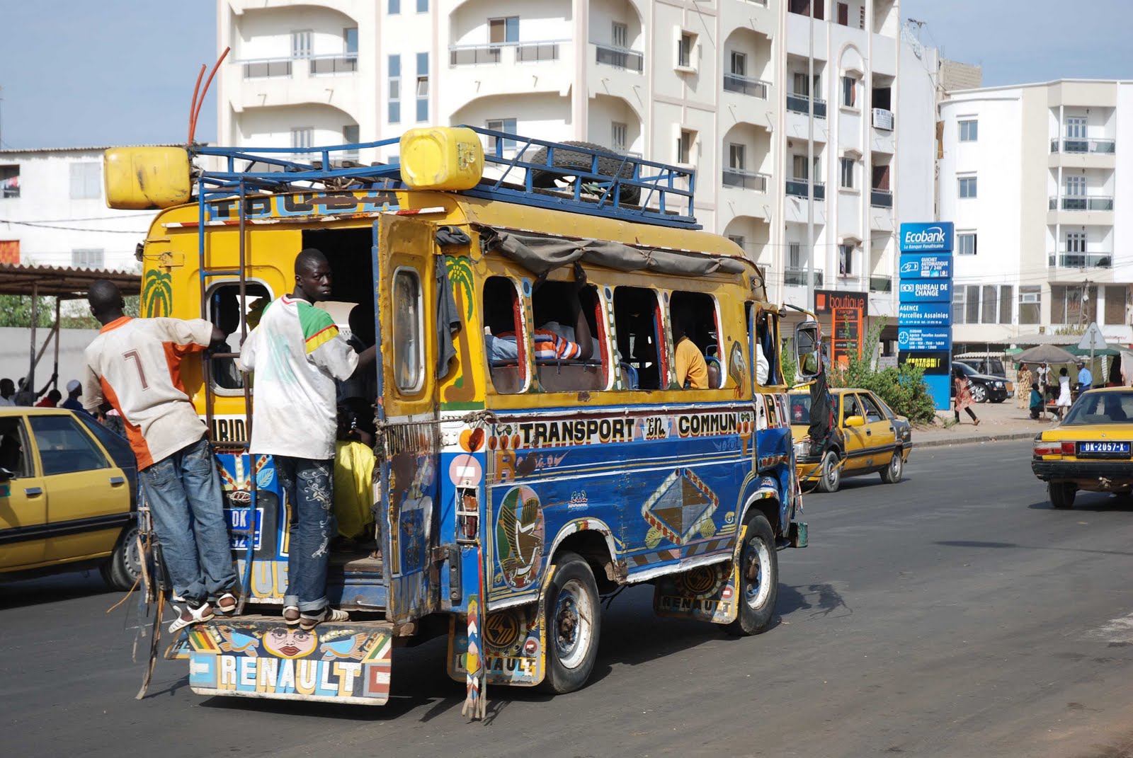 Les cars rapides, une institution en sursis (Le Monde Afrique)