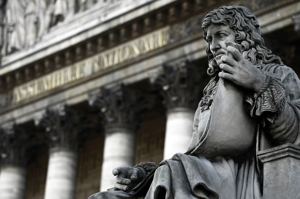 Devant l’Assemblée, une statue de Colbert, auteur du Code noir qui réglementait «l’état et la qualité des esclaves».