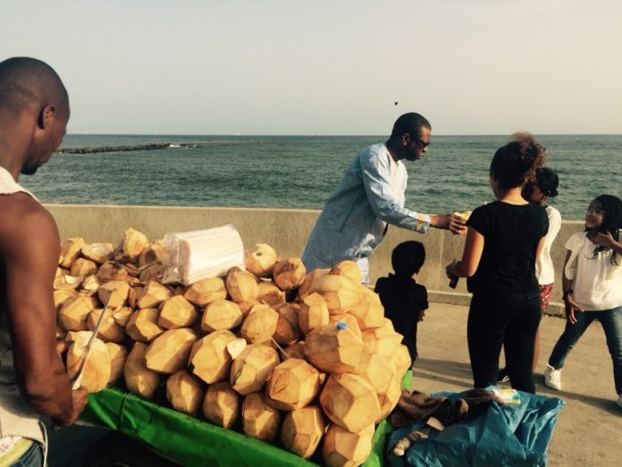 Youssou Ndour amateur d'eau de coco en compagnie de ses enfants