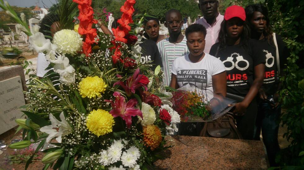 Les jeunes Khalifistes devant la tombe de Senghor à Bel-Air