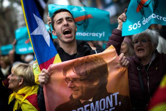 Catalogne : Carles Puigdemont arrêté par la police allemande, des milliers de personnes manifestent