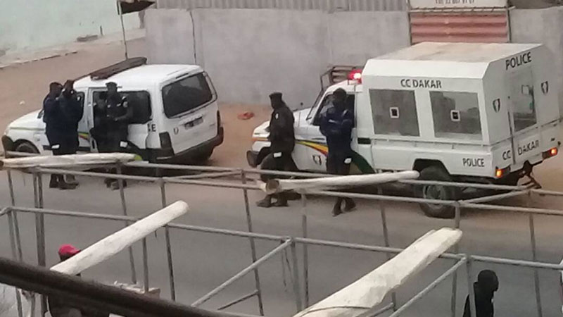 Les forces de l'ordre positionnées en face de Wal Fadjri