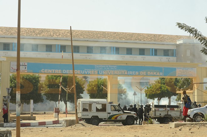 Après Saint-Louis, les universités de Dakar et de Saint-Louis en feu : une voiture de la police brûlée à l'UCAD