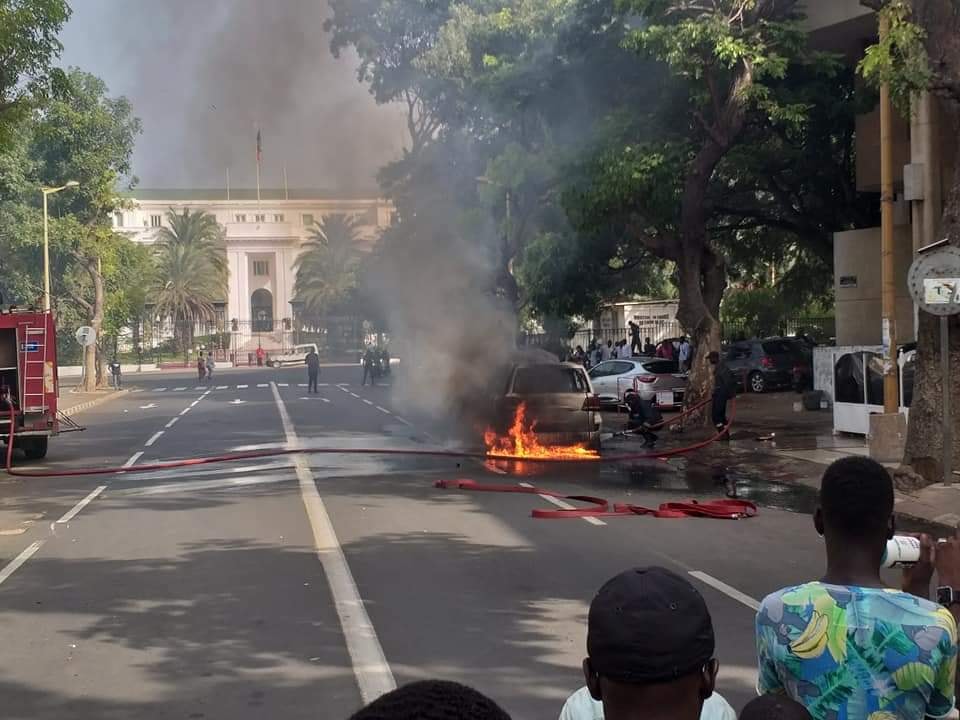 Une voiture prend feu devant le Palais présidentiel