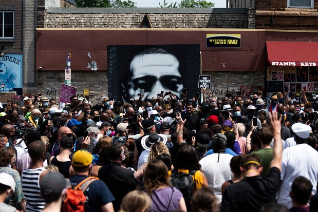 Première victoire des manifestants aux États-Unis : la mort de Floyd requalifiée en «meurtre», les 4 policiers inculpés