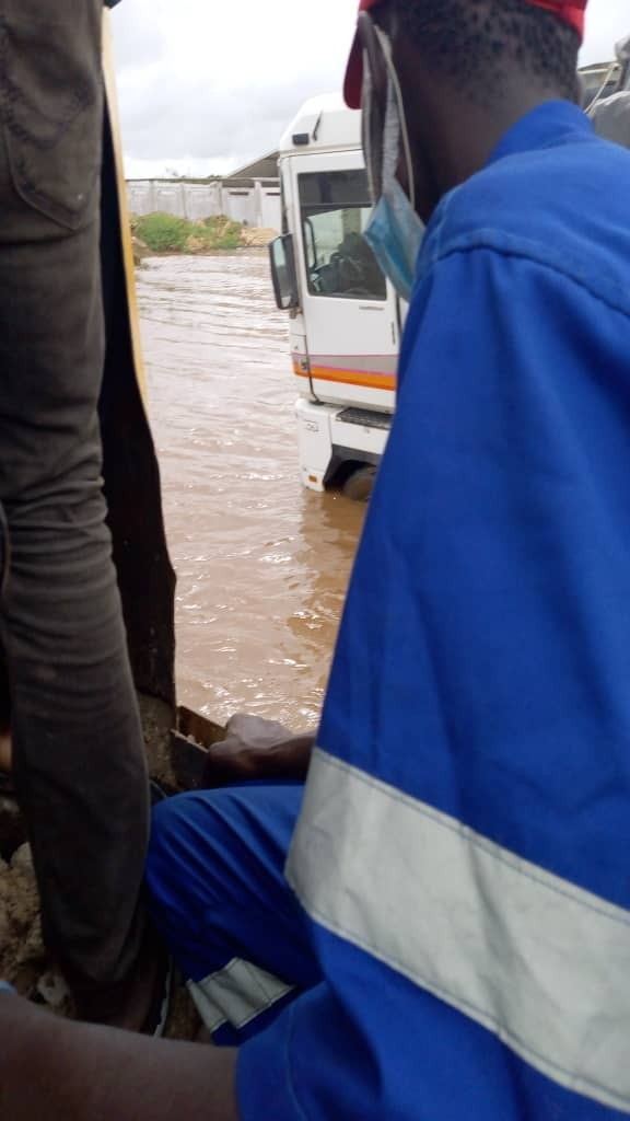 Images des inondations sur la Nationale 1 à Diameniado