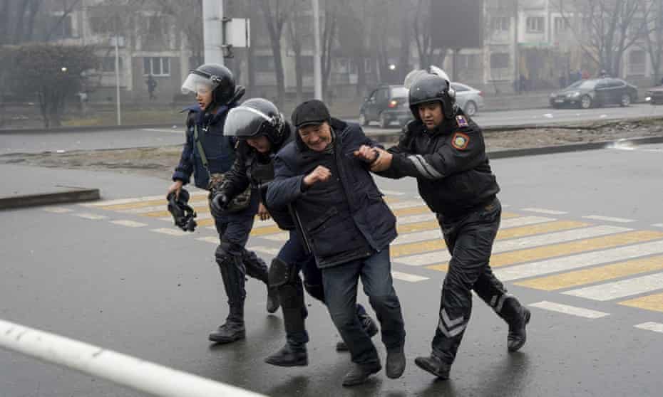 Kazakhstan : le Président autorise la police à ouvrir le feu sans sommation sur les manifestants