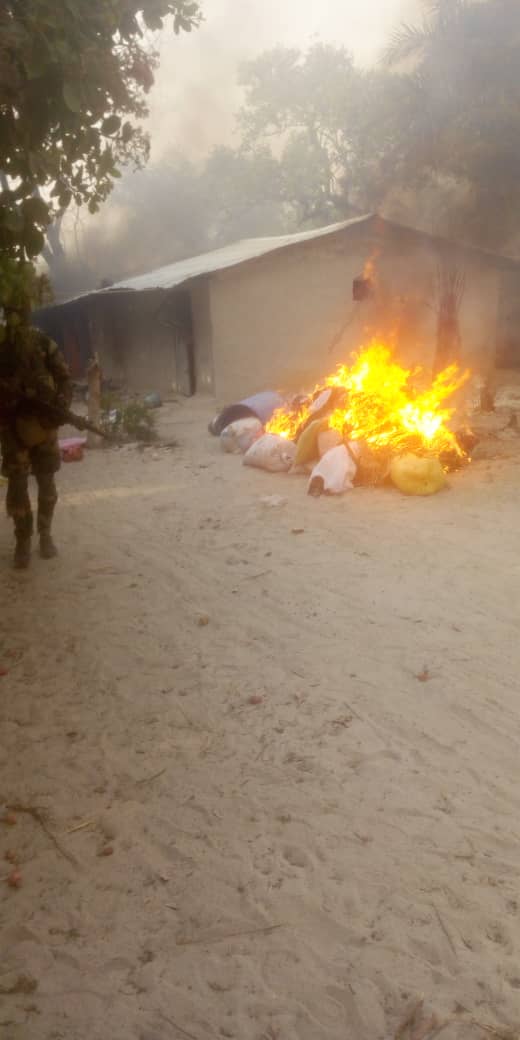 Armée : Images exclusives de la destruction des bases du chef rebelle Paul Aloukassine
