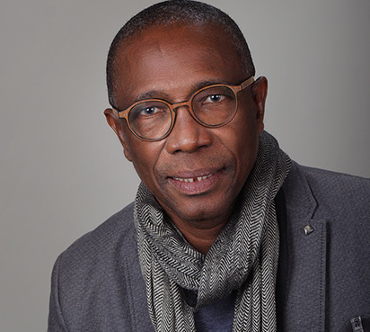 C’est l’heure de ne regarder que la lumière (Par El Hadj H. KASSÉ)