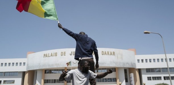 À rebrousse-poil : Non, le Sénégal n’est pas une grande démocratie (Par Adama NDIAYE)