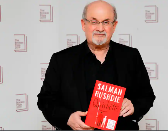 L’auteur britannique Salman Rushdie  poignardé lors d’une conférence dans l’Etat de New York