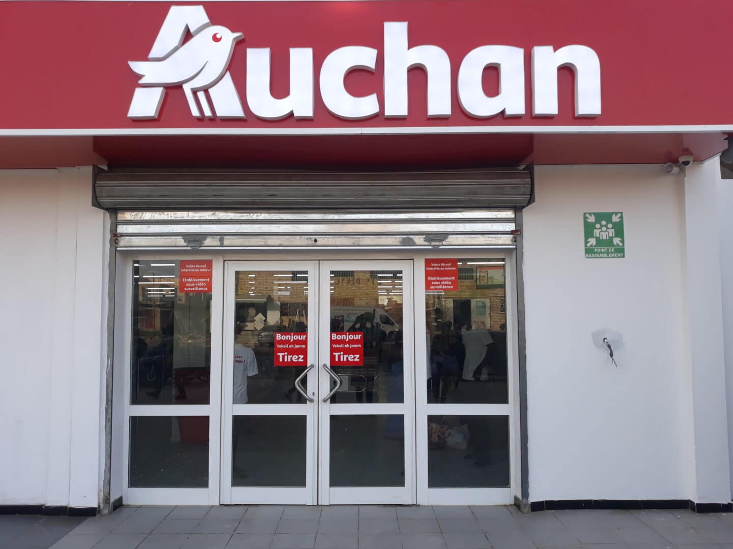 Zac Mbao : 13 gangsters encagoulés et armés attaquent le magasin Auchan