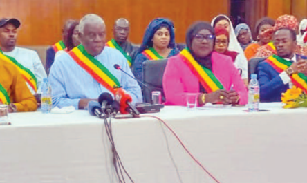 Les députés de BBY justifient le report et dénoncent la violence de l'opposition