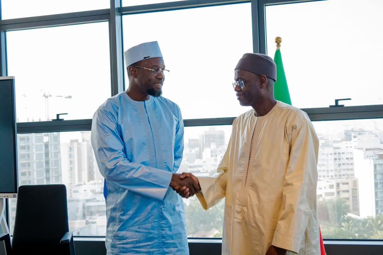 ​À Touba, Ousmane Sonko menace d'une motion de censure le gouvernement Al Aminou  Lô