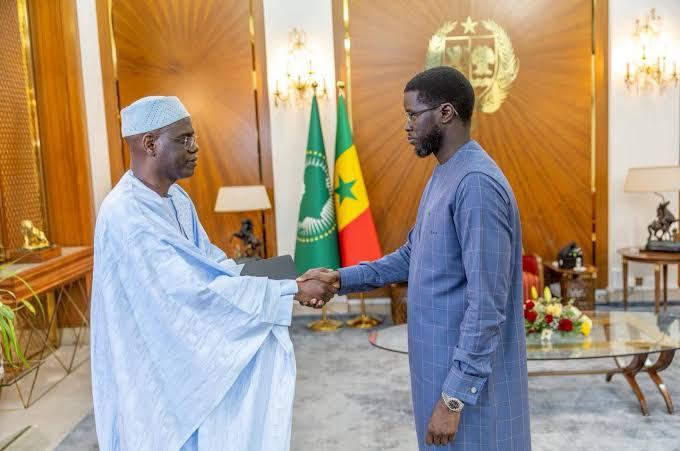 Le président Diomaye et le PM Al Aminou Lo décrètent la sobriété stricte pour les passations de service au sein de l’Administration
