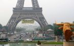 Tour Eiffel: Greenpeace déploie une banderole contre Le Pen