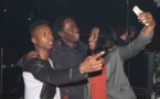 Baba Maal prend un selfie avec ses fans