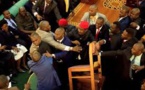 En Ouganda, une séance au Parlement tourne au pugilat