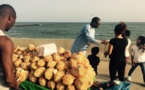 Youssou Ndour amateur d'eau de coco en compagnie de ses enfants