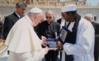 Audience au Vatican : Serigne Mame Mor Mbacké offre le poème «Fouzti» de Serigne Touba au Pape François