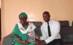 Vidéo : Des gendarmes ordonnent à la mère d’Ousmane Sonko de leur remettre des fiches de parrainage de Pastef