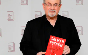 L’auteur britannique Salman Rushdie  poignardé lors d’une conférence dans l’Etat de New York